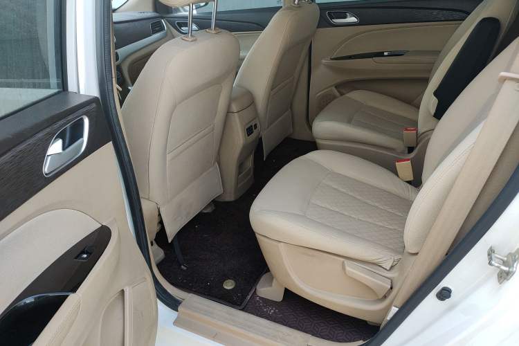 Used Baojun 730 2016 Revised 1.5L Manual Standard Version 7 Seats China V Emission Standard