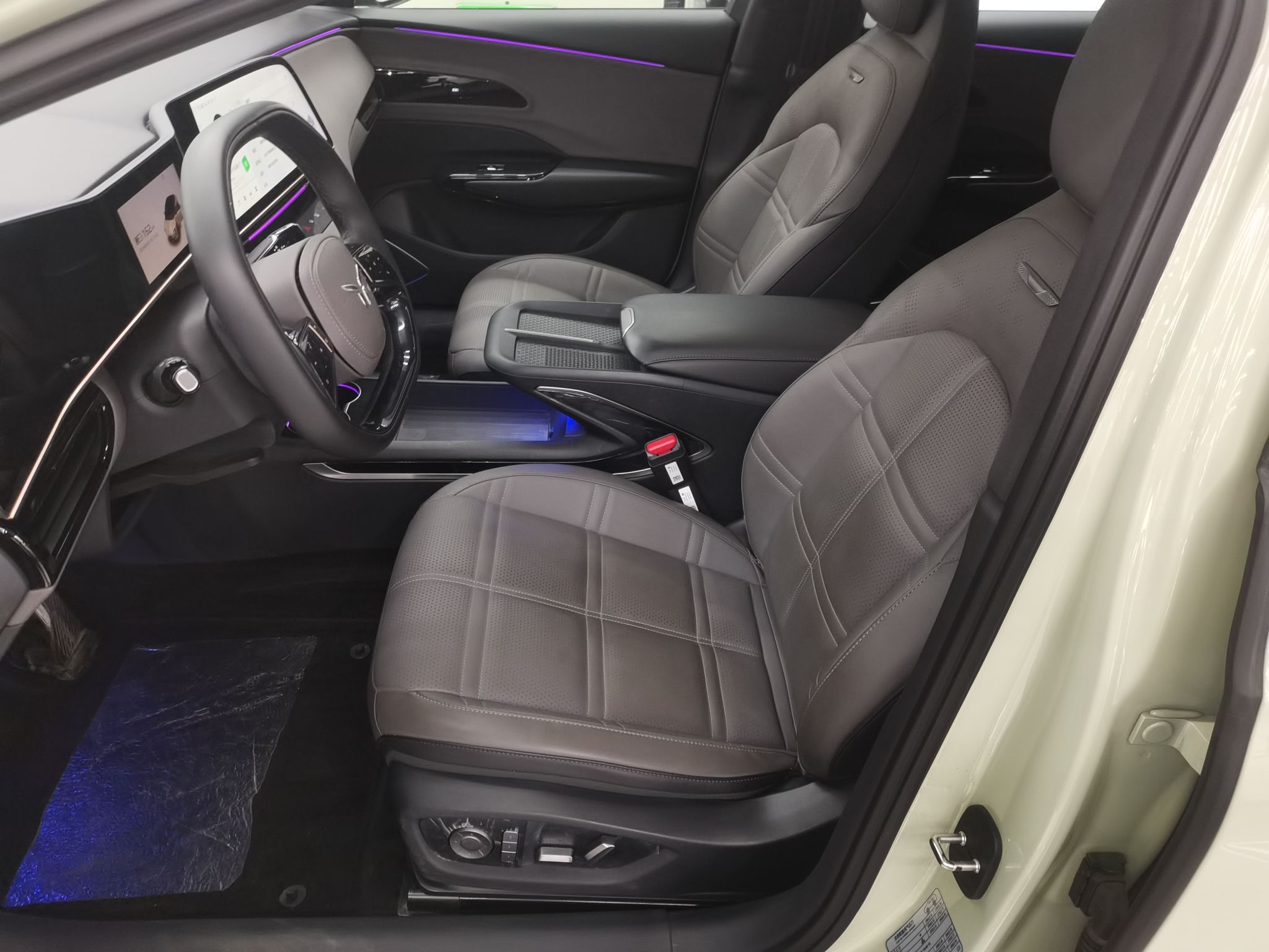 المقاعد الأمامية داخل السيارة