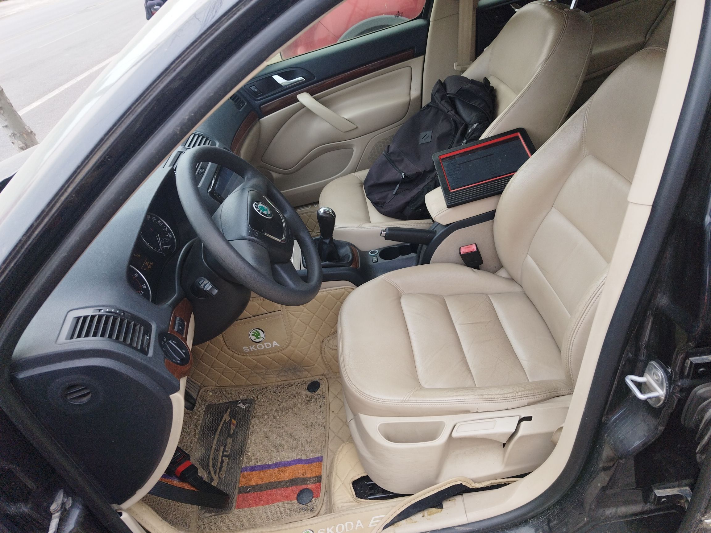 Переднее сиденье в автомобиле