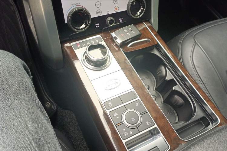 Used Land Rover Range 2022 3.0 L6 360 PS Grand Edition Gear Lever