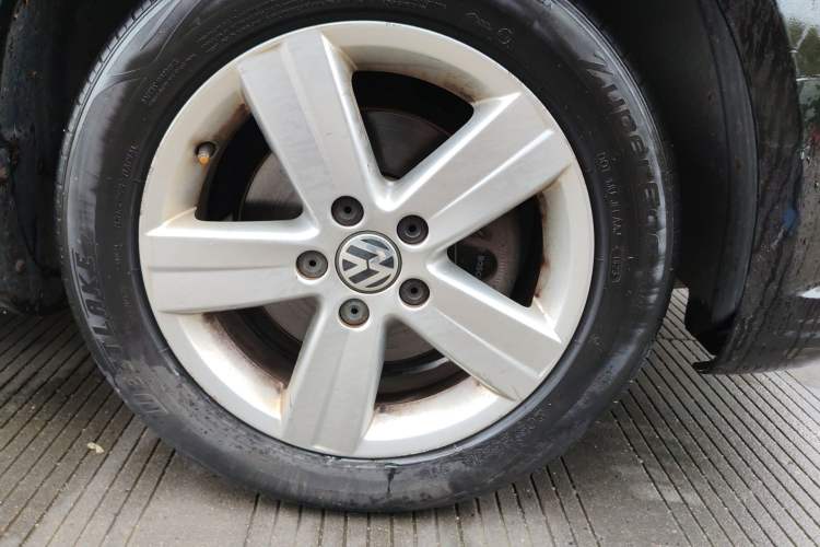 Used Volkswagen Touran 2013 1.4T Manual Comfort Edition 5-Seater Right Front Wheel Hub