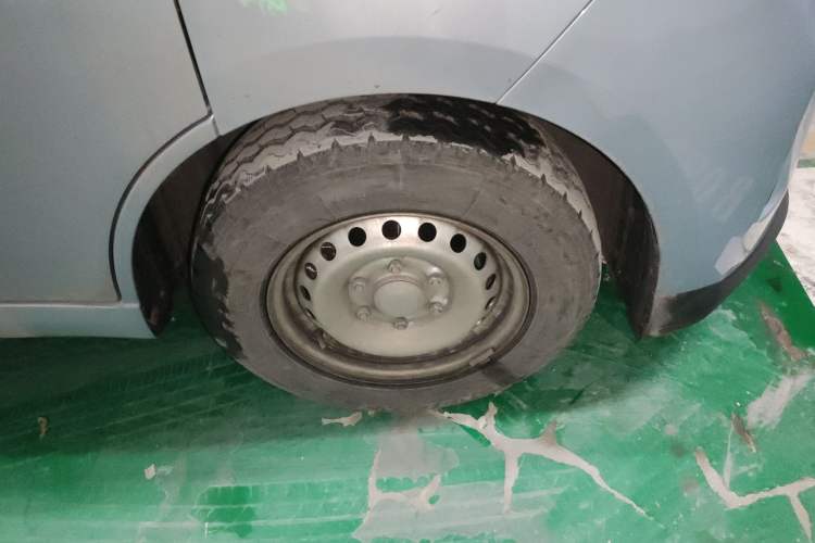 Used Wuling Yangguang 2025 Model 400km Bus Edition—Comfort Edition Right Front Wheel Hub