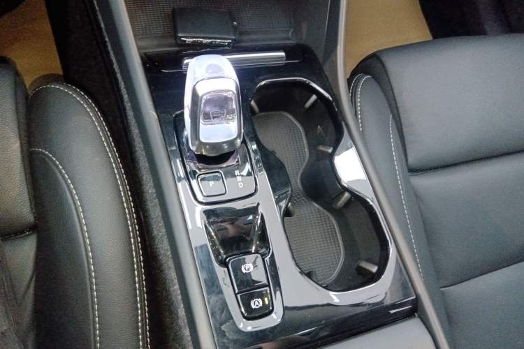 Used Volvo XC40 2024 B4 4x4 Smart Luxury Edition Gear Lever