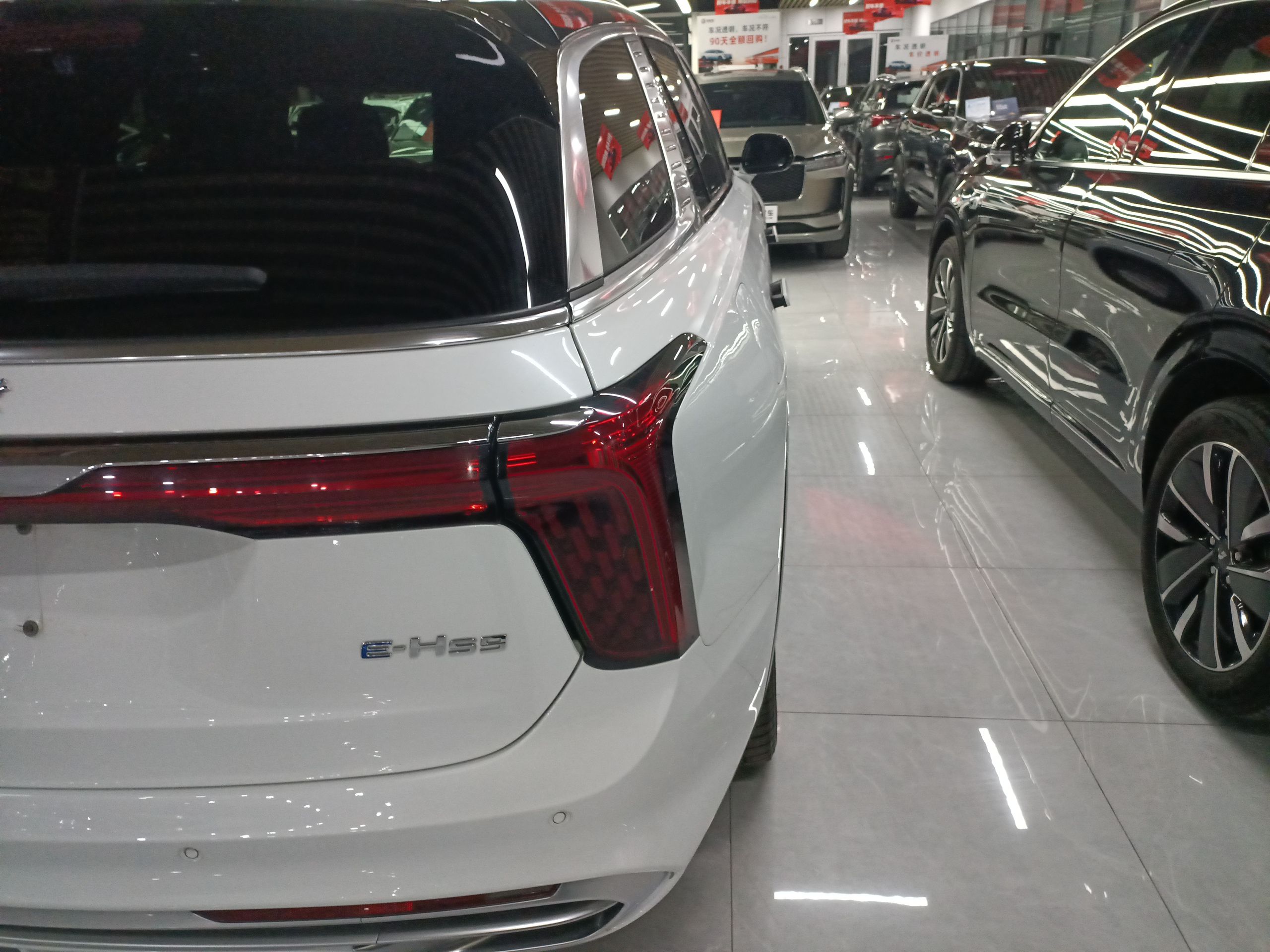 Hongqi E-HS9 2022 660 km Range Flagway Edition Six Seats — снимка 9