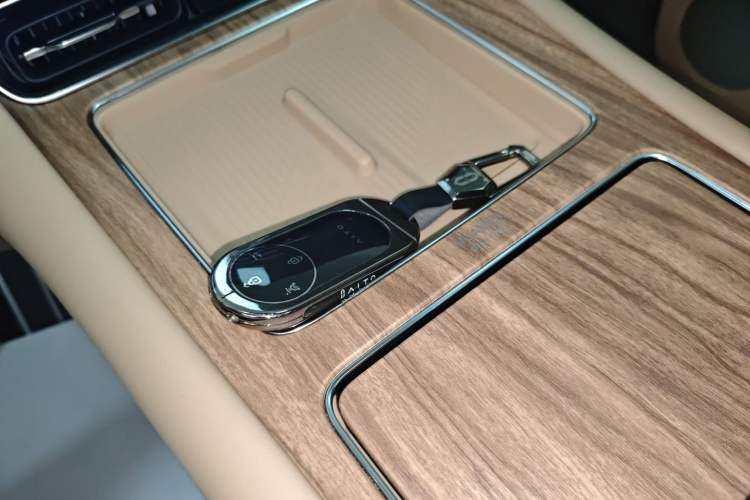 Used Hima AITO M8 2025 Extended-Range Max+ Version 53.4 kWh 6-Seater Edition Vehicle Key