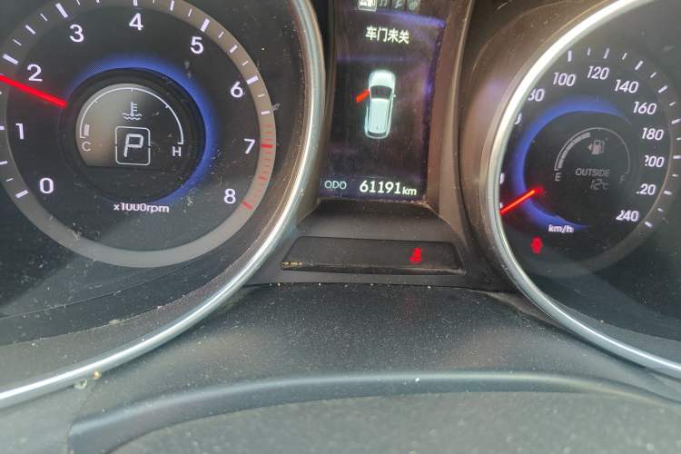 Used Hyundai Santa Fe 2013 2.4L Automatic 2WD Comfort Edition Odometer Close Up