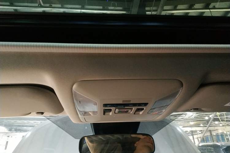 Used Toyota RAV4 2022 2.0L CVT 4x4 Style Plus Edition Headliner