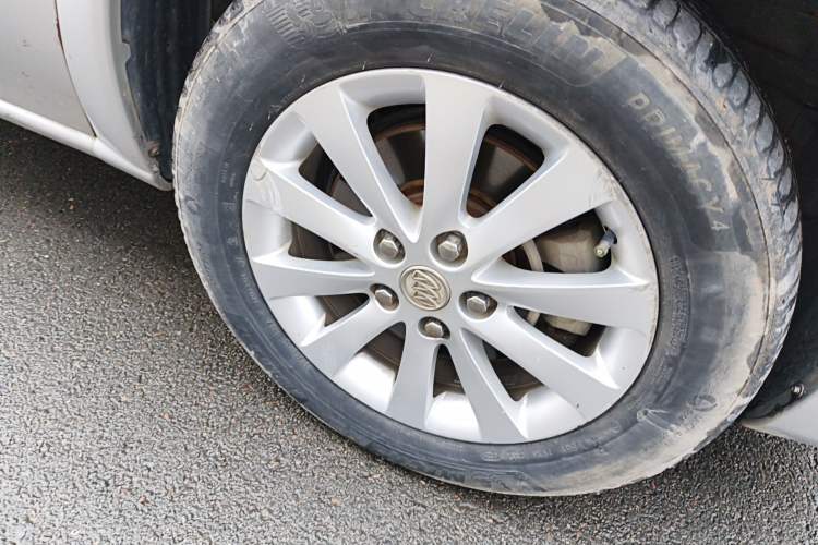 Used Buick GL8 2011 2.4L CT Comfort Edition Right Front Wheel Hub