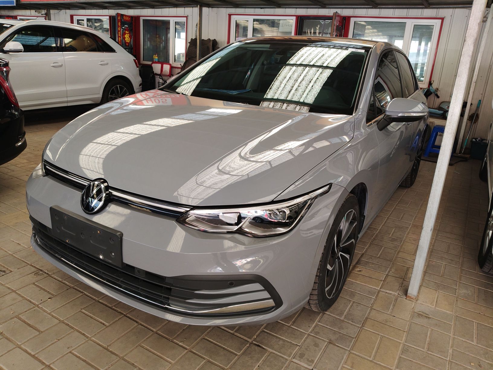 تحت مقدمة السيارة