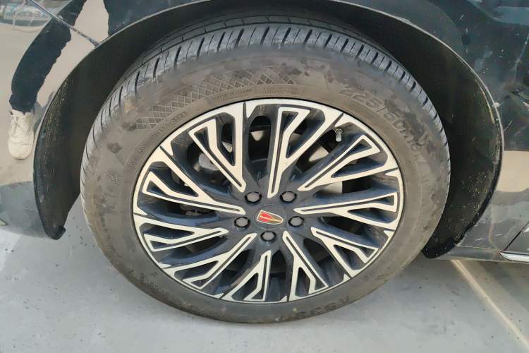 Used Hongqi H5 2024 2.0T Automatic Smart Connect Flagship Edition Left Front Wheel Hub