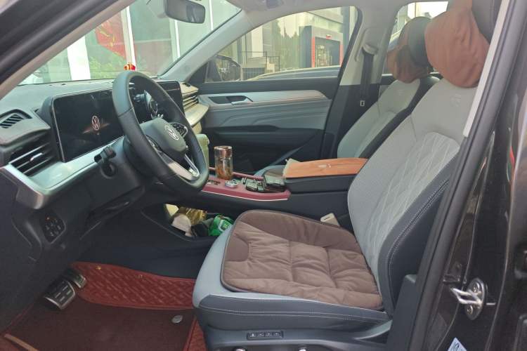 Used Volkswagen Tavendor 2024 380TSI All-Wheel-Drive R-Line Cruise Premium Edition Left Front Seat