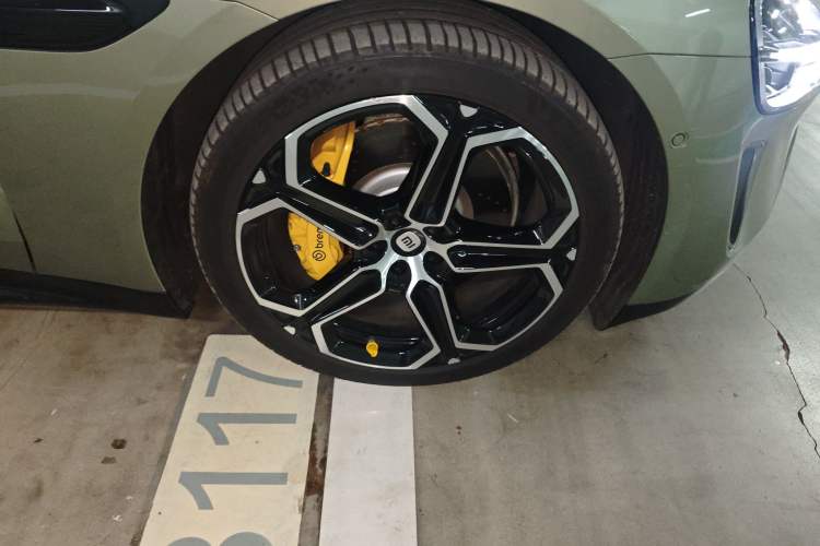 Used Xiaomi Auto SU7 2024 Four-Wheel Drive Ultra-Long Range Advanced Intelligent Driving Max Edition Right Front Wheel Hub