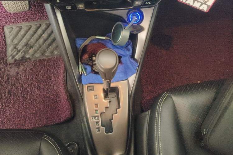 Used Toyota YARiS L Zhi Xuan 2015 1.5E Automatic Charm Edition Gear Lever