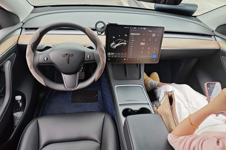 Used Tesla Model Y 2021 Long-Range All-Wheel-Drive Version Center Console