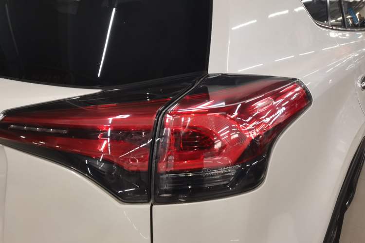 Used Toyota RAV4 2016 2.0L CVT Two-Wheel Drive Fashion Edition China V Standard Exterior 3