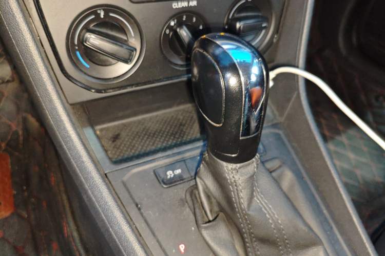 Used Volkswagen Lavida 2015 1.6L Automatic Fashion Edition Gear Lever