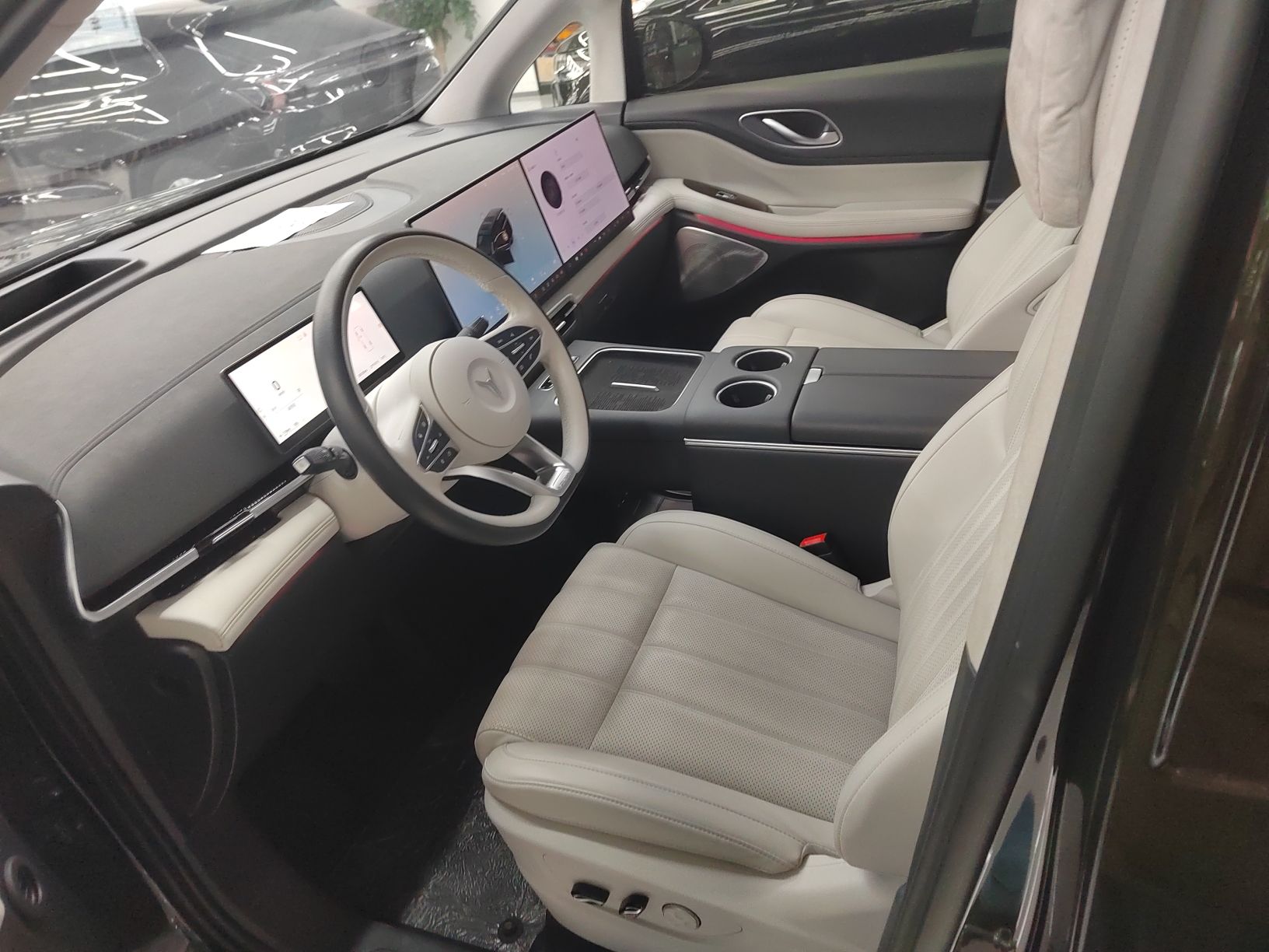 المقاعد الأمامية داخل السيارة