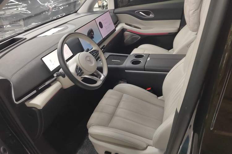 Used VOYAH Dream 2025 EV Four-Wheel Drive Flagship Kunpeng Edition
