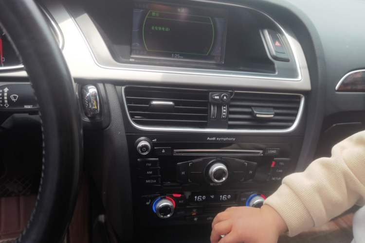 Used Audi A4L 2015 35 TFSI Automatic Standard Model Audio And AC Panel