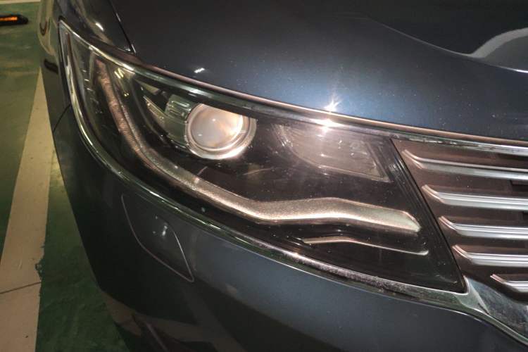 Used Lincoln MKX 2015 2.0T Two-Wheel Drive Deluxe Edition Right Front Headlight