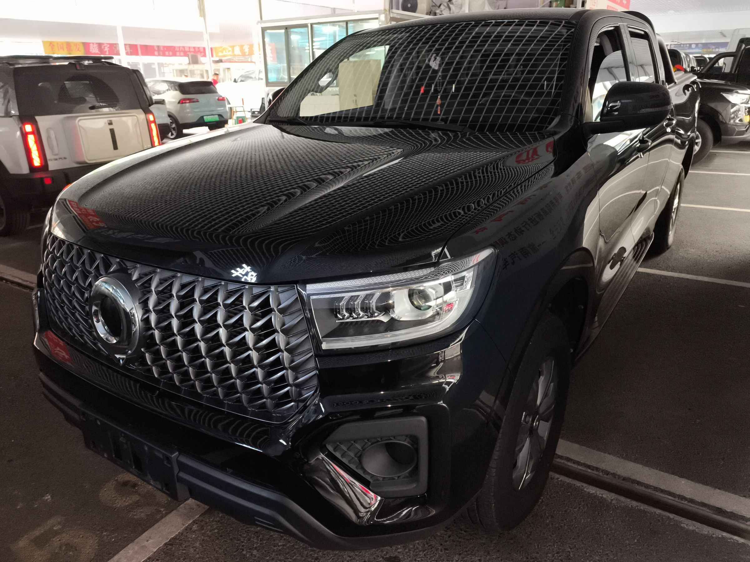 Под передней частью автомобиля