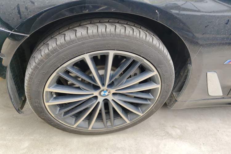 Used BMW 5 Series 2022 Restyled 530Li Leading Edition M Sport Package Left Front Wheel Hub