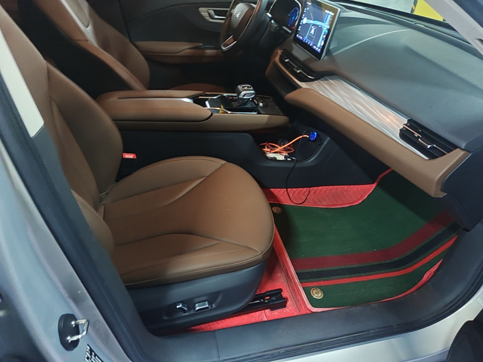 Hongqi E-QM5 2024 610 km PLUS — снимка 19