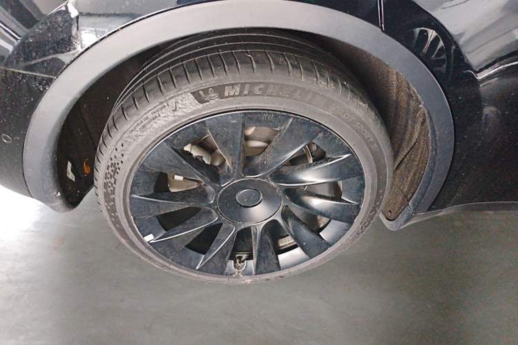 Used Tesla Model Y 2021 Standard Range Rear-Wheel Drive Version Right Rear Wheel Hub