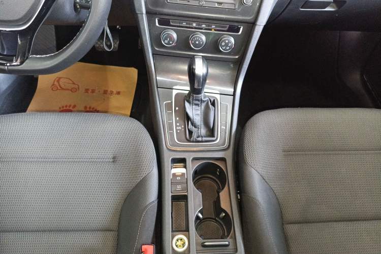 Used Volkswagen Golf 2017 1.6L Automatic Comfort Million-Vehicle Anniversary Edition Gear Lever