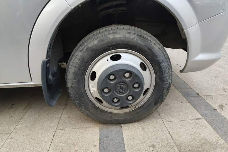 Used Dongfeng Yufeng 2021 2.4T Rear-Drive Van Long Wheelbase High Roof Dual Rear Tires 3-Seater China VI Emission Standard YCY24140-60 Right Front Wheel Hub