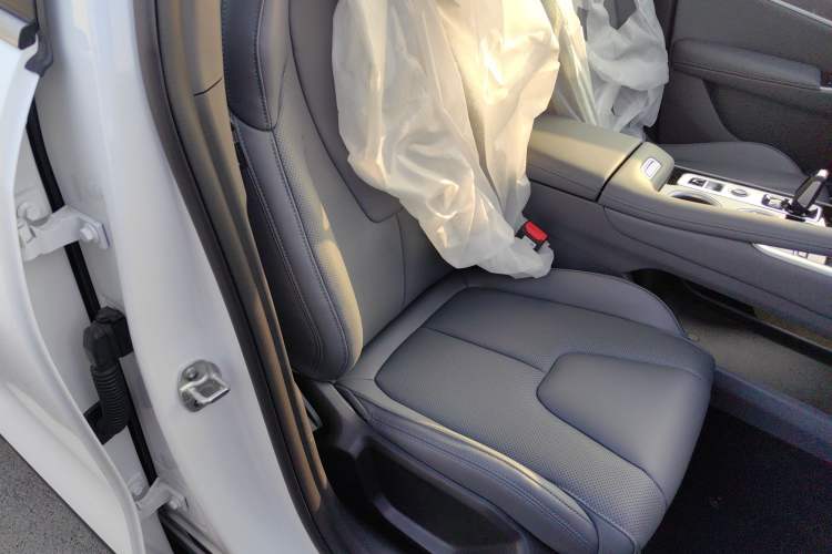 Used Geely Auto Emgrand X7 Sport 2026 Model 1.5TD Aspirational Right Front Seat