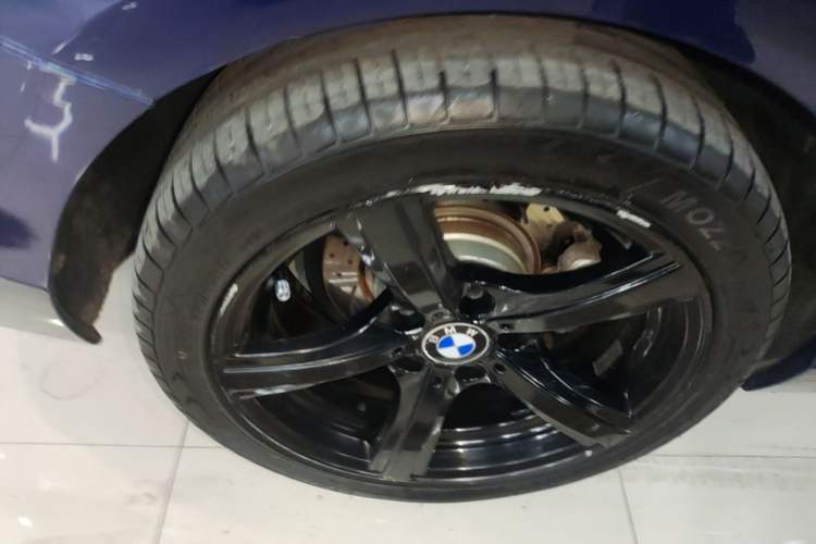 Used BMW 2 Series 2018 220i Convertible Coupe Sports Design Package Right Rear Wheel Hub