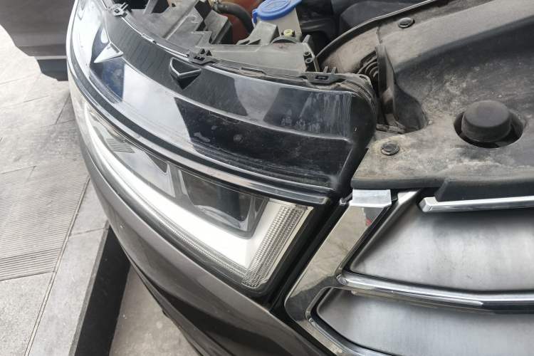 Used Ford Edge 2015 2.0T GTDi Two-Wheel-Drive High-Line Version
