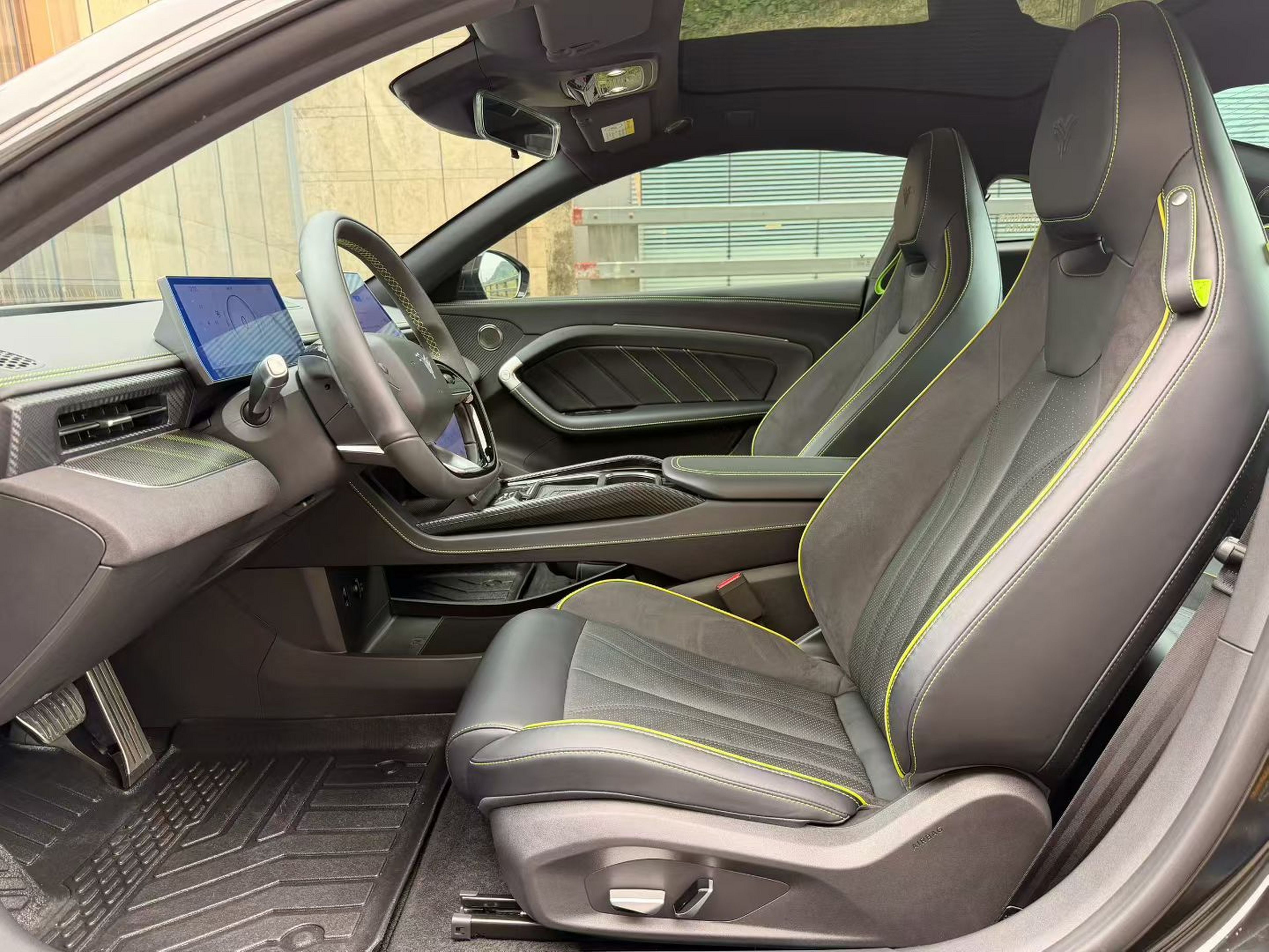 المقاعد الأمامية داخل السيارة