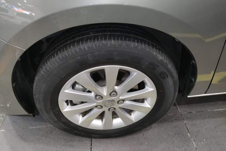 Used Buick GL8 2015 2.4L Luxury Business Premium Edition Left Front Wheel Hub