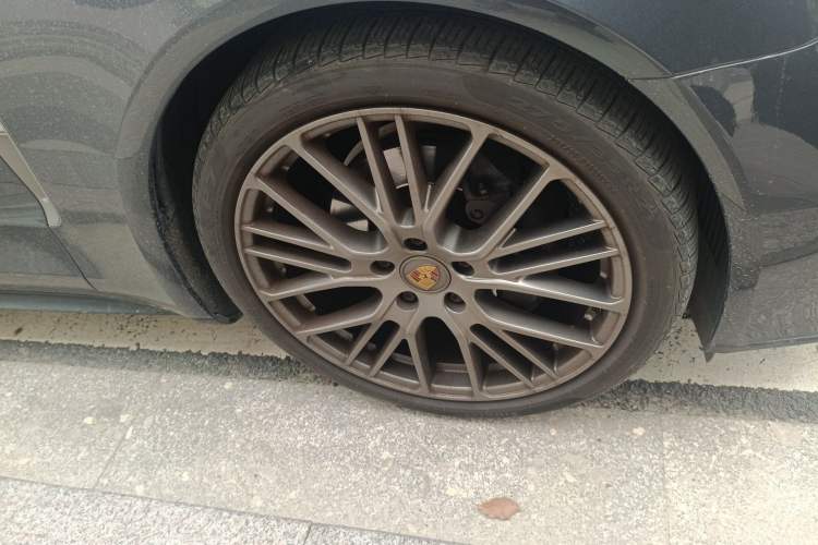 Used Porsche Panamera 2022 Panamera 2.9T Platinum Edition Right Front Wheel Hub