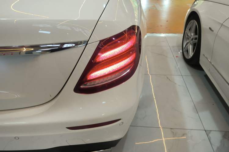 Used Mercedes-Benz E-Class 2016 E 300 L Sporty and Stylish Model Exterior 3