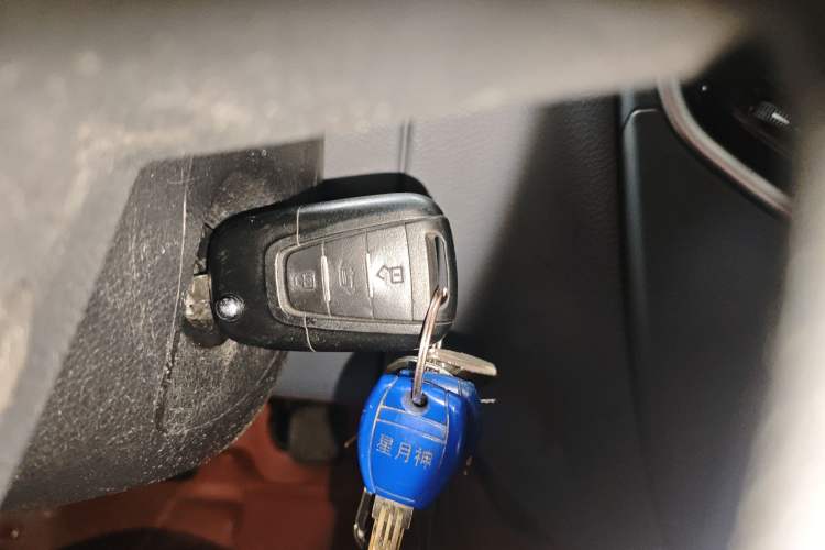 Used SAIC MAXUS Xintu V80 2021 2.0T Manual Classic Aoyuntong Short Wheelbase Mid-Roof 5/6-Seater