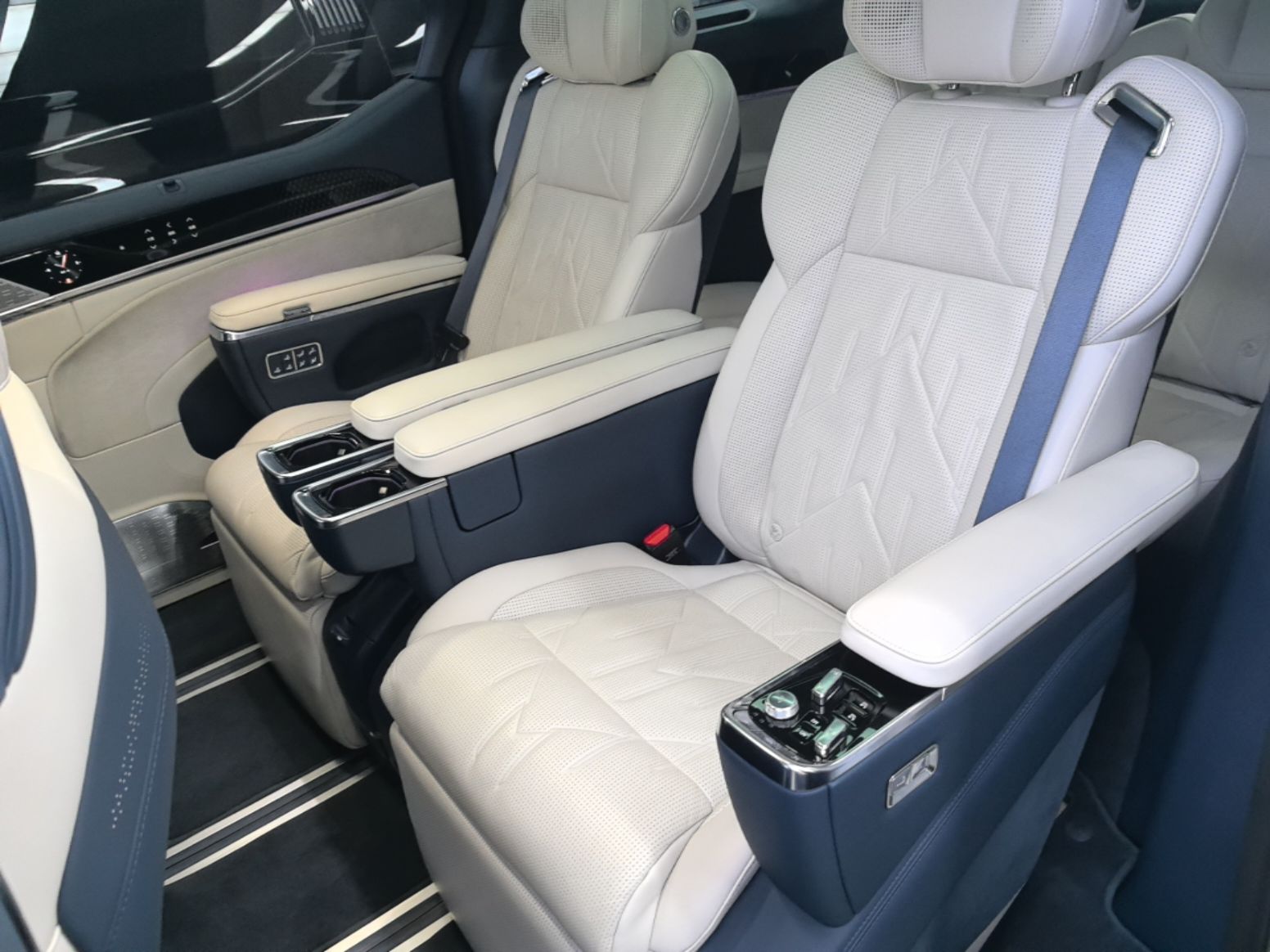 Zeekr 009 2024 Six-Seat Executive Version 4WD 108 kWh — снимка 20