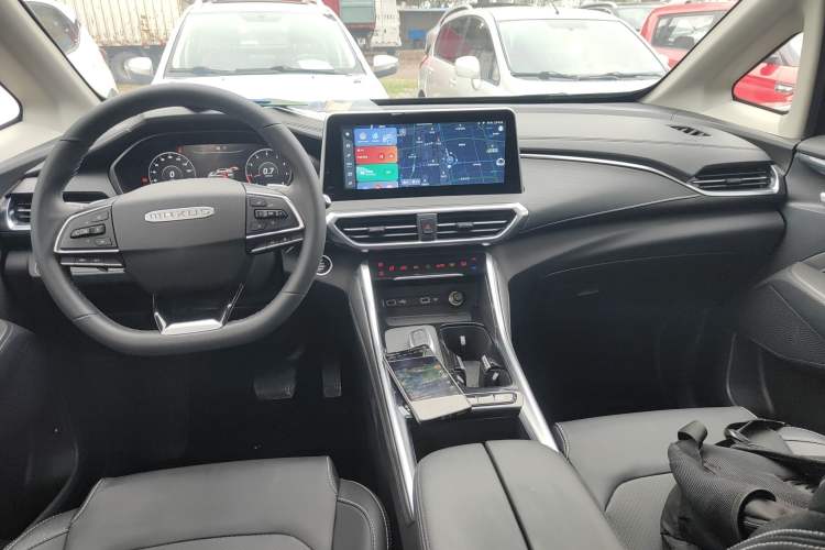 Used SAIC MAXUS G50 2023 PLUS 1.5T Automatic Escort Edition Center Console