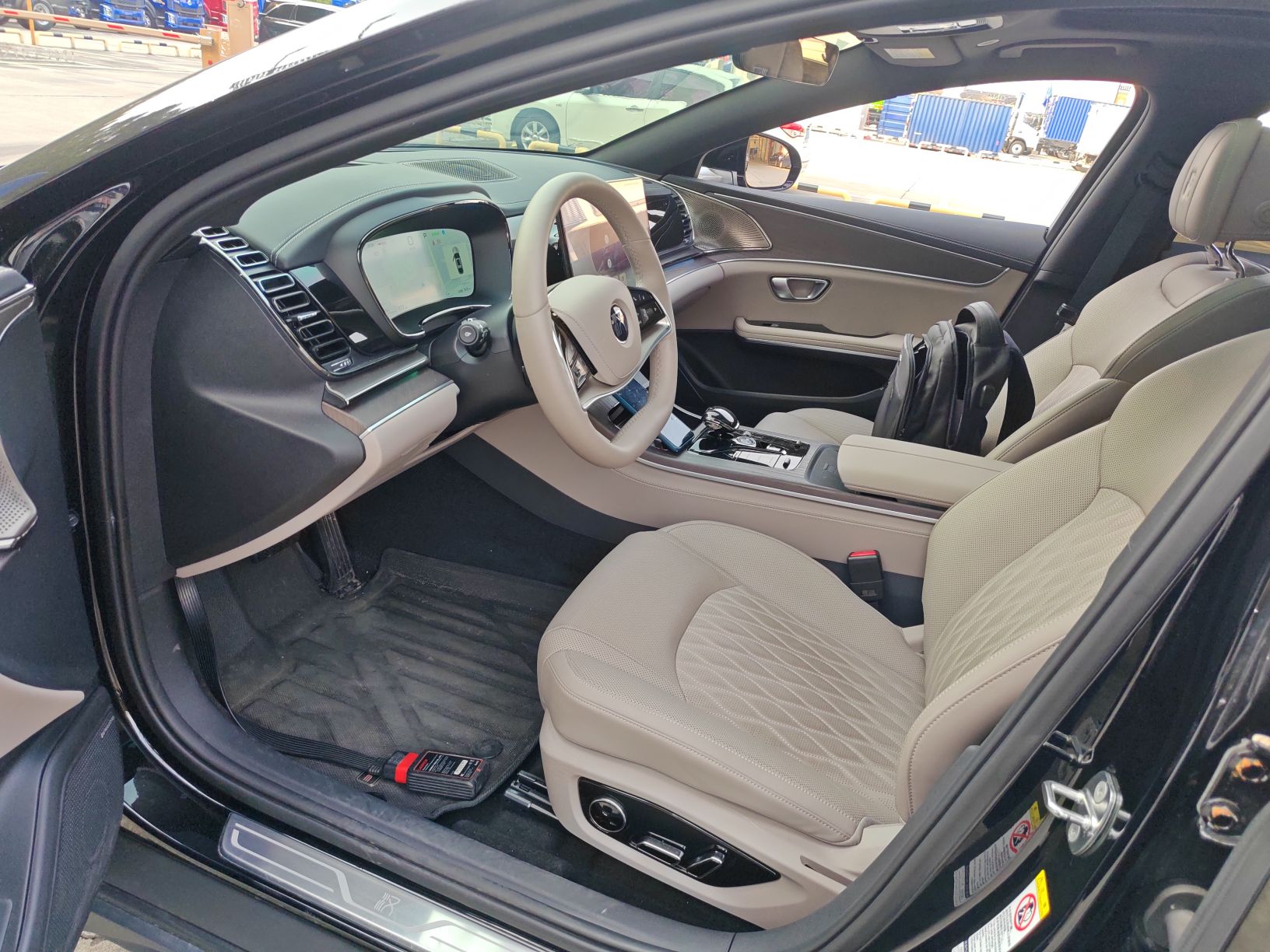 Переднее сиденье в автомобиле