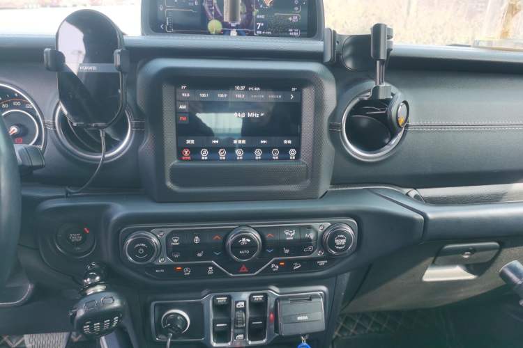 Used Jeep Wrangler 2018 2.0T Sahara Four-Door Edition
