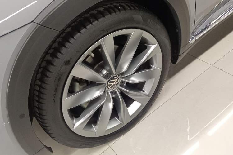 Used Volkswagen FAW-Volkswagen CC 2023 Hunting Vehicle 380TSI Hunter's Heart Edition Left Front Wheel Hub