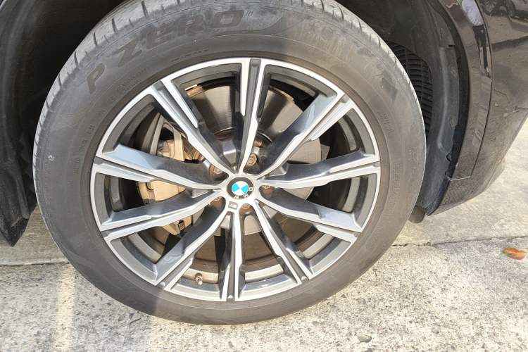 Used BMW X5 New Energy 2021 xDrive45e M Sport Package Right Front Wheel Hub