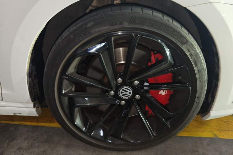 Used Volkswagen Golf 2015 2.0 TSI R Right Front Wheel Hub