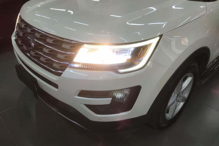 Used Ford Explorer  Left Front Headlight