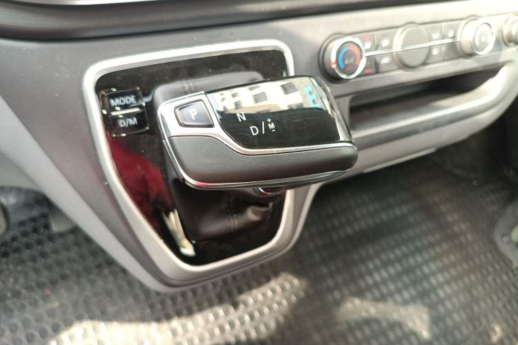 Used SAIC MAXUS Xintu V80 2025 PRO Aoyuntong 2.0T Automatic Short Wheelbase Mid-Height 5/6-Seater Gear Lever