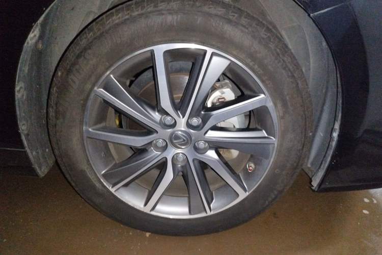 Used Lexus ES 2017 300h Mark Levinson Comfort Edition Right Front Wheel Hub