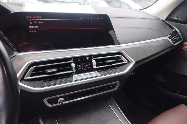 Used BMW X5 2019 xDrive40i Luxury Model with M Sport Package Audio And AC Panel