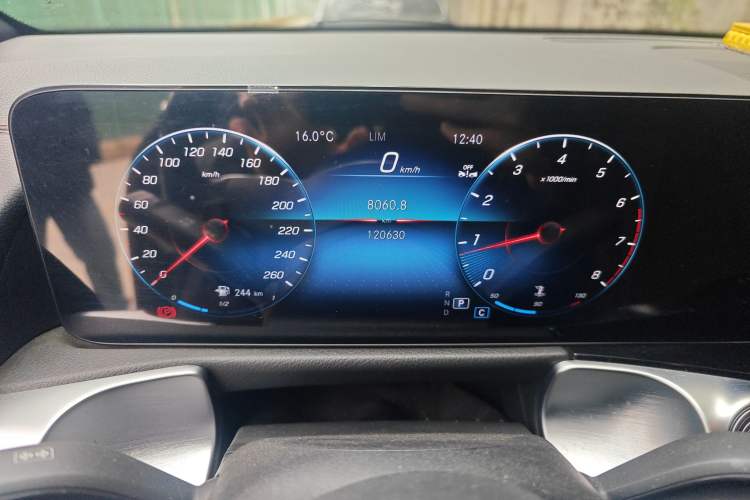 Used Mercedes-Benz GLB 2023 GLB 200 Dynamic Edition Odometer Close Up